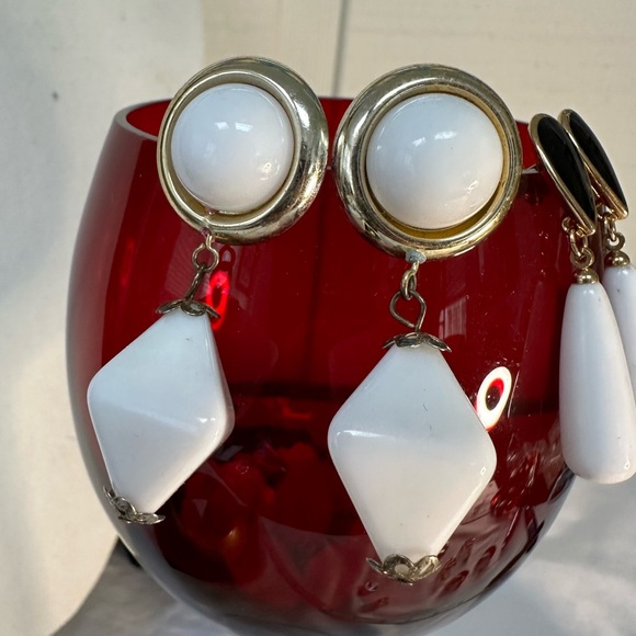 Vintage 70’s 80’s white drop dangle earrings - Picture 2 of 8